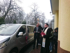 Pokaż zdjęcie: poświęcenie busa dla DPS w Zborowie 