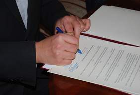 Pokaż zdjęcie: Podpisanie umowy i porozumienia o wspópracy pomiędzy Uniwersytetem Papieskim Jana Pawła II w Krakowie a  Małopolskim Oddziałem PFRON