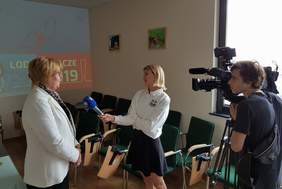 Pokaż zdjęcie: Marta Mordarska, Dyrektor Małopolskiego Oddziału PFRON podczas wypowiedzi dla TVP 3 Kraków