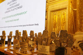 Pokaż zdjęcie: Statuetki konkursu stojące na stole. 