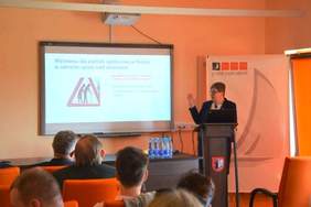 Dorota Hass – dyrektor Wydziału Polityki Społecznej Kujawsko-Pomorskiego Urzędu Wojewódzkiego w Bydgoszczy podczas wykładu