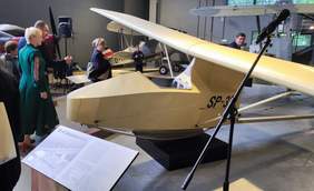 Pokaż zdjęcie: Salamandra - szybowiec o ponadczasowej drewnianej konstrukcji oglądany przez przybyłych do Muzeum gości