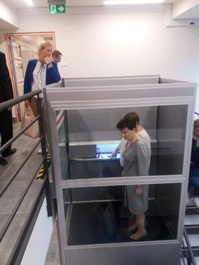 Pokaż zdjęcie: Prezydent m. st. Warszawy stoi na podnośniku