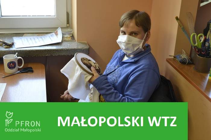 Pokaż zdjęcie: WTZ w Brzesku wznowił działalność - na zdjęciu uczestnik w pracowni