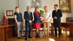 Pokaż zdjęcie: Podpisywanie umów na realizację zadań zlecanych z organizacjami pozarządowymi z powiatu wadowickiego.