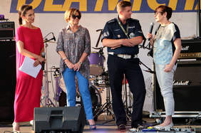 Pokaż zdjęcie: Prowadząca rozmawia z gośćmi o skutkach nieprzemyślanych skoków do wody