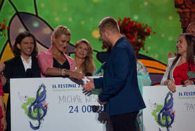 Pokaż zdjęcie: Wręczenie nagrody Michałowi Wiśniewskiemu - Laureatowi pierwszego miejsca w kategorii: Dorośli