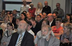 Pokaż zdjęcie: Od lewej: Antoni Rut, Prezes Wielkopolskiego Związku Artystów Plastyków oraz prof. dr hab. Wojciech Suchocki, dyrektor Muzeum Narodowego w Poznaniu z uczestnikami gali