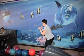 Pokaż zdjęcie: Zajęcia na kręgielni w ramach projektu pn.: „Jesteśmy - Wspieramy – program aktywizacji osób niepełnosprawnych w powiecie pleszewskim oraz gostyńskim”