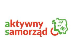 Pokaż zdjęcie: Napis „Aktywny Samorząd” – pierwsze litery nazwy w kolorze zielonym, pozostałe w czerwonym. Po prawej stronie fragment konturu Polski okalający grafiki przedstawiające osobę na wózku i symbolizujące osobę z niepełnosprawnością słuchu oraz wzroku.