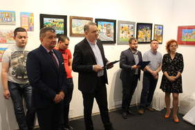 Pokaż zdjęcie: Uczestnicy wernisażu w Przemyślu