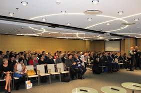 Pokaż zdjęcie: Goście spotkania w sali konferencyjnej