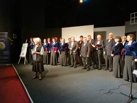 Pokaż zdjęcie: Połączone chóry Legenda, Hiacyntus i Medicanto pod dyrekcją Elżbiety Willim wykonują kolędy dla Opolan