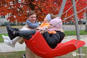 Pokaż zdjęcie: Prezydentka Kielc Agata Wojda z bawiącymi się dziećmi 