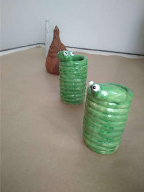 Prace prezentowane na wystawie ceramiki artystycznej w Rzeszowie