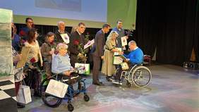 Pokaż zdjęcie: Nagrodzeni laureaci, w tym na wózku, stoją obok siebie na pamiątkowym zdjęcie, a wraz z nimi Dyrektor Oddzialu PFRON i Wicewojeoda Lubuski