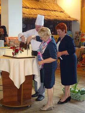 Pani Barbara Famielec kroi okolicznościowy tort, obok z prawej Pani Wiesława Rykała Przewodnicząca Koła