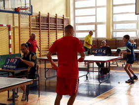 Pokaż zdjęcie: Zawody odbywały się na kilku stołach do gry jednocześnie