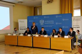 Konferencja - Urząd Wojewody Małopolskiego (osoby za stołem prezydialnym)