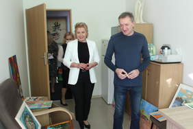 Pokaż zdjęcie: 2 osoby w tle prace konkursowe