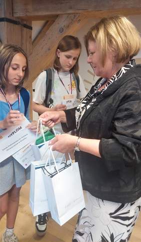 Dyrektor Aleksandra Gierej podczas wręczania nagród uczestnikom konkursu