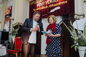 Dyrektor K-P Oddziału PFRON otrzymuje pamiątkowy upominek z rąk kierownika WTZ-u w Aleksandrowie Kuj.