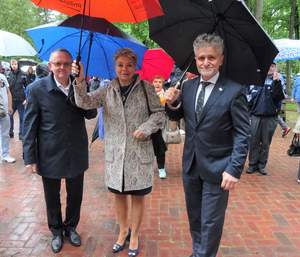 Od lewej: senator Krzysztof Słoń, Iwona Godek przewodnicząca Zarządu Koła PSONI w Kielcach i Andrzej Michalski dyrektor Oddziału Świętokrzyskiego PFRON