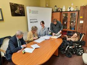 Pokaż zdjęcie: Podpisywanie umowy na dofinansowanie do zakupu samochodu 