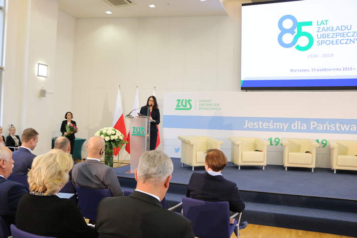 Pokaż zdjęcie: Pani prezes odczytuje przy pulpicie list