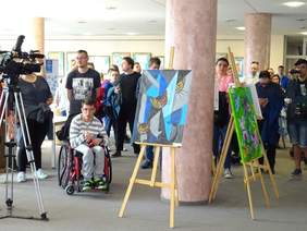 Pokaż zdjęcie: Licznie zgromadzeni  goście wśród prezentowanych prac