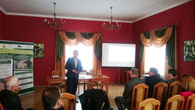 Pokaż zdjęcie: Pracownik Oddziału Świętokrzyskiego PFRON Seweryn Krzemiński podczas wystąpienia