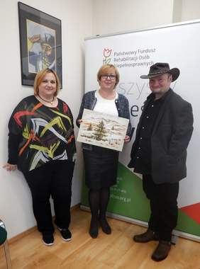 Pokaż zdjęcie: od lewej:  Monika Woszczyńska-Kmiecik, Marta Mordarska – dyrektor Oddziału Małopolskiego PFRON, Stanisław Kmiecik –artysta malarz