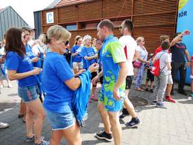 Przedstawiciele Stowarzyszenia "Sezam" wręczają medale uczestnikom