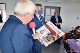 Pokaż zdjęcie: W trakcie jubileuszu wręczono symboliczny voucher na zakup samochodu do przewozu podopiecznych