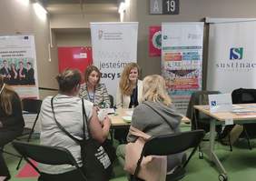 Pokaż zdjęcie: Stoisko Małopolskiego Oddziału PFRON podczas Majówki z pracą - targi pracy w Tauron Arenie Kraków