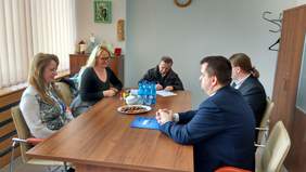 Pokaż zdjęcie: 3__Przedstawiciele_Oddzia_u_Lubuskiego_PFRON_i_Starostwa_Sul_ci_skiego_w_trakcie_podpisywania_aneksu.jpg