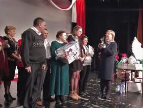 Pokaż zdjęcie: Marta Mordarska,dyrektor Małopolskiego Oddziału PFRON wręcza nagrodę główną zwycięzcom ze Środowiskowego Domu Samopomocy w Żegocinie