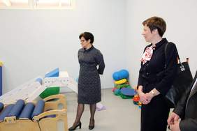 Pokaż zdjęcie: Oprowadzanie po nowoczesnych pomieszczeniach Specjalnego Ośrodka Szkolno-Wychowawczego w Jastrowiu