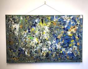 Pokaż zdjęcie: Obraz w orientacji poziomej, abstrakcyjny, wykonany gęstą, impastową techniką. Dominują ciemne kolory: szarość, czerń, granat i głęboki błękit, przeplatane jasnymi akcentami żółci, bieli i złota. Całość sprawia wrażenie tekstury, dynamicznie nałożonej pędzlem lub szpachlą.