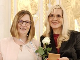 Pokaż zdjęcie: Zdjęcie przedstawia Aleksandrę Włodarskę vel Głowackę i Małgorzata Żbikowska. Jedna z Pań trzyma w dłoniach dyplom informujący o przyznanaj nagrodzie.