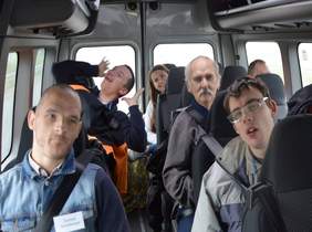 Pokaż zdjęcie: w odku samochodu siedzą osoby które przemieszczją się busem 