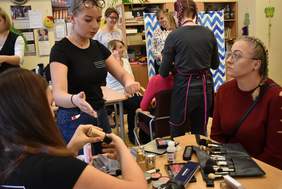 Pokaż zdjęcie: Stoisko wizażystki