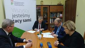 Pokaż zdjęcie: podpisanie umowy ze strony powiatu Zduńskowolskiego Starosta Wojciech Rychlik i W-ce Starosta Marcin Łabędzki, Fundusz reprezentują pełnomocnicy Władysław Skwarka i Jarosław Madaj