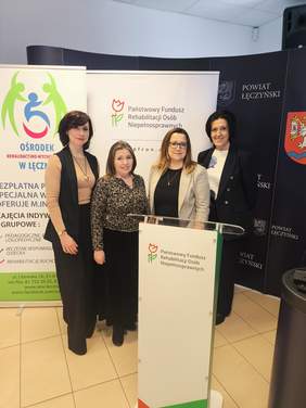 Pokaż zdjęcie: Do pamiątkowego zdjęcia pozują cztery kobiety.