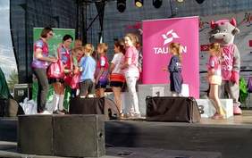 Pokaż zdjęcie: Wręczenie upominków najmłodszym biegaczom