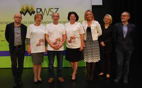 Pokaż zdjęcie: Dyrektor Marta Mordarska oraz goście konferencji 