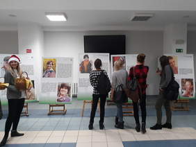 Pokaż zdjęcie: Studenci oglądali wystawę w drodze do sal wykładowych
