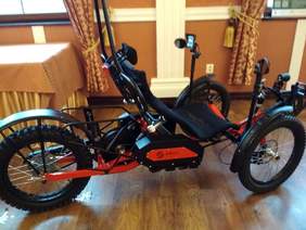 Pokaż zdjęcie: Trójkołowy, terenowy rower z napędem elektrycznym.