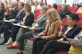 Uczestnicy konferencji siedzą na widowni