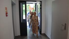 Pokaż zdjęcie: Dyrektor Oddziału w trakcie wchodzenia do budynku WSM w Gralewie